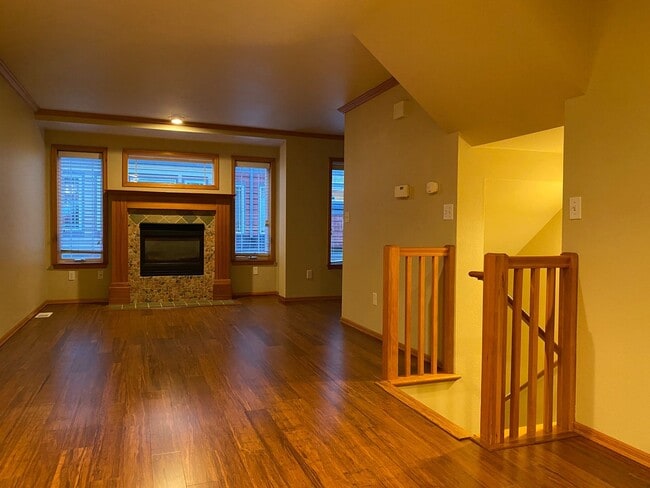 Building Photo - Appealing 3 bed / 1.5 bath townhouse in Greenwood/N Seattle
