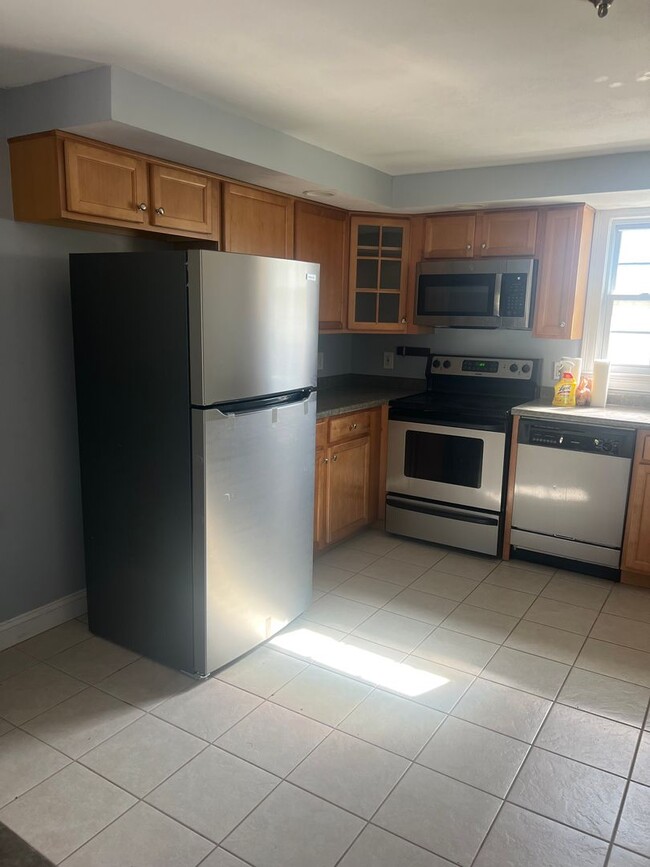 Building Photo - Condo close to downtown Kittery Maine and ...