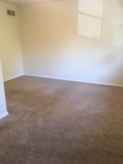 Building Photo - Spacious 3 bedroom Townhome