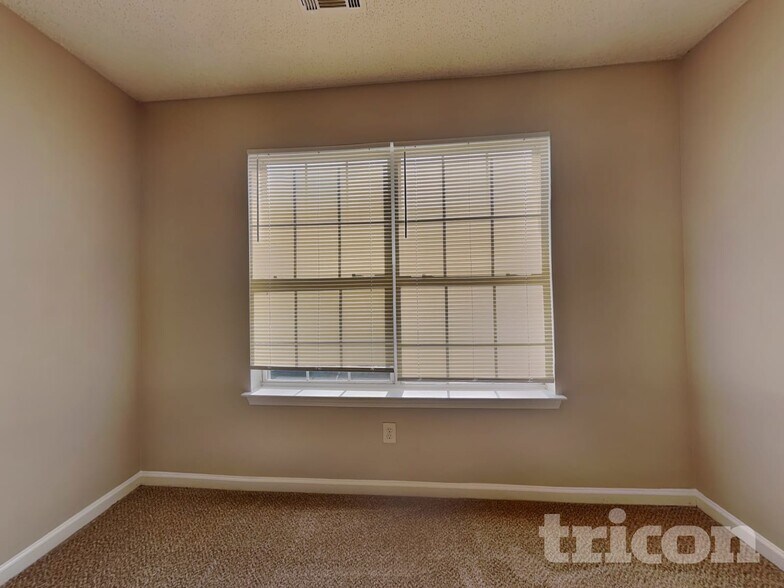 Building Photo - 50 Robertford Dr
