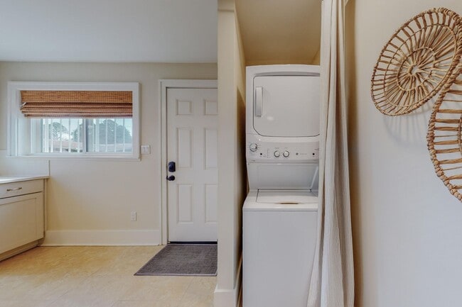 Building Photo - 1610 Las Lomas Rd NE