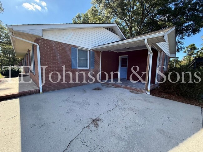 Building Photo - Three bedroom House with Large Lot in Country Setting