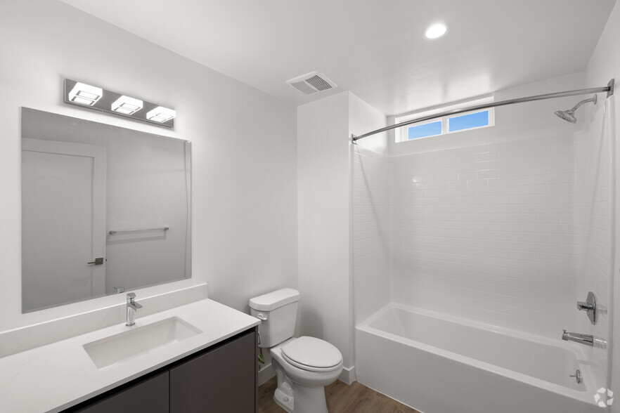 2BR, 2BA - 1252SF - Bathroom - The Palms at Kittridge