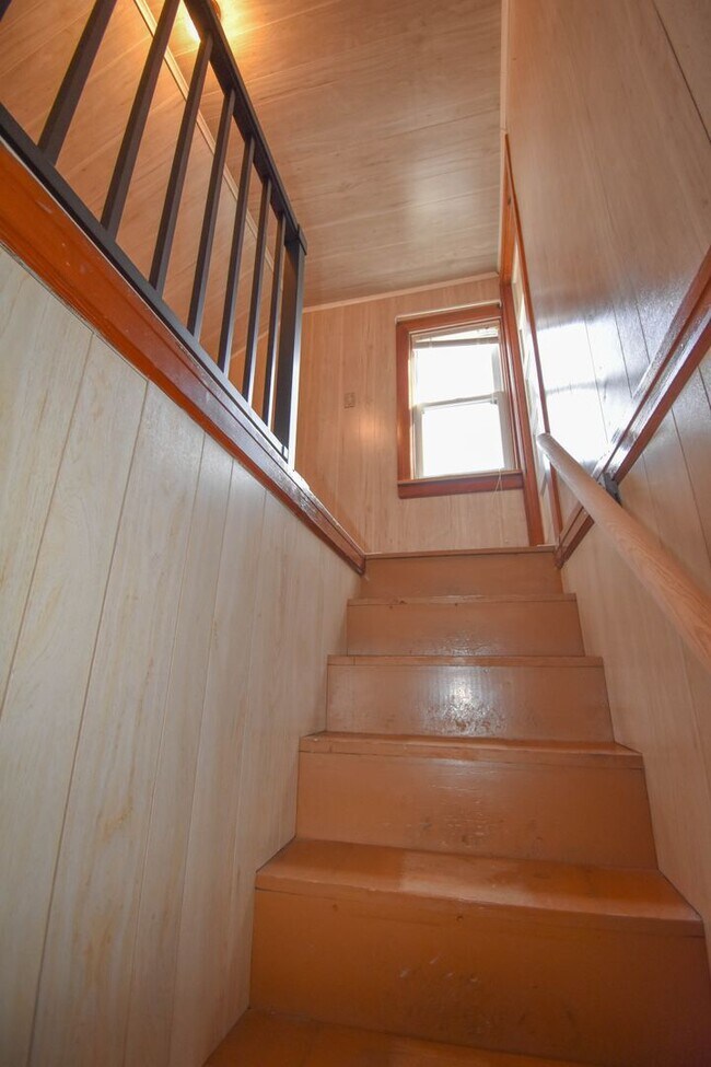 Building Photo - Two Bedroom Home with Detached Garage!