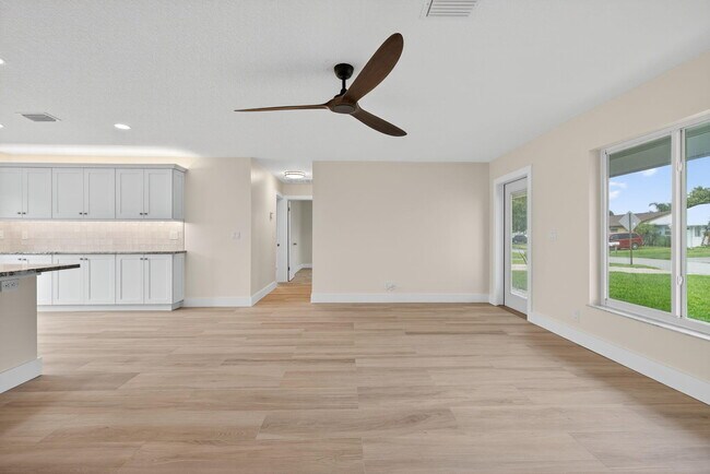 Building Photo - 8776 SE Sandy Ln