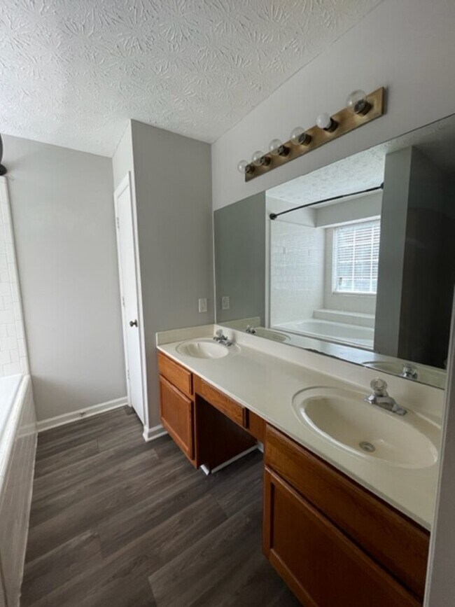 Building Photo - 3 Bedroom Home Available !