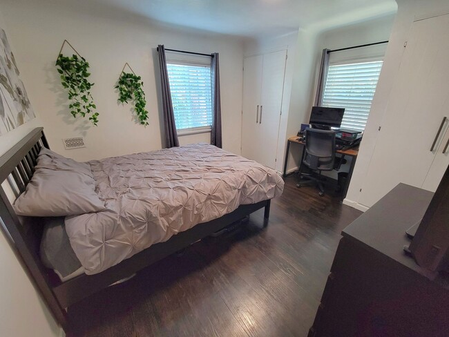 Building Photo - Great Single Family Home in West Long Beach