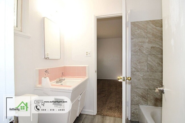 Building Photo - 6482 Leonard Dr