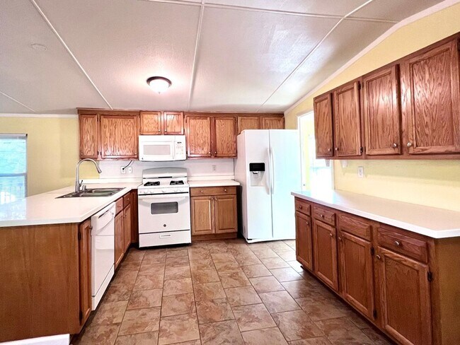 Building Photo - 2 Bedroom On Nicely Sized Lot