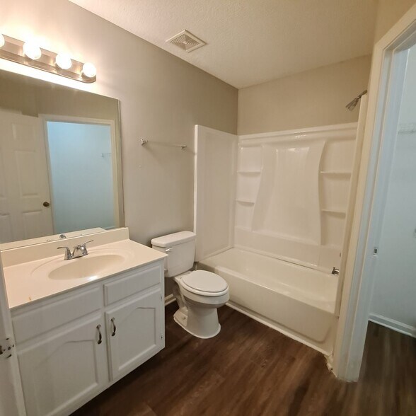 Building Photo - Welcome to this charming 3 bedroom, 2 bath...
