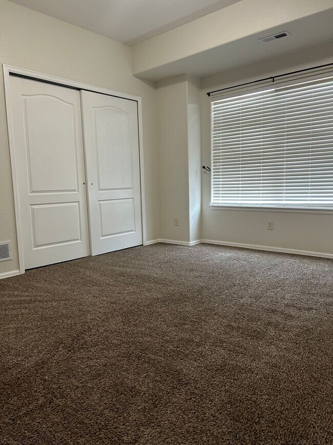 Building Photo - Charming 2 Bedroom 2 Bathroom Condominium in Mountain Shadows Area
