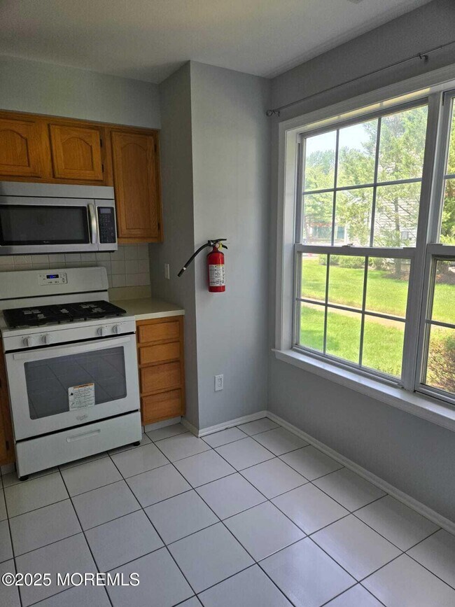Building Photo - 127 Wellington Ct