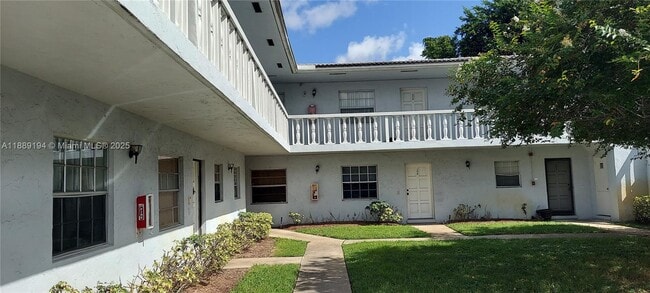 Building Photo - 4140 Woodside Dr