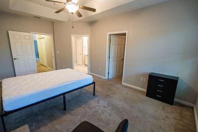 Building Photo - Beautiful 3 Bedroom 2 1/2 Bath Condo