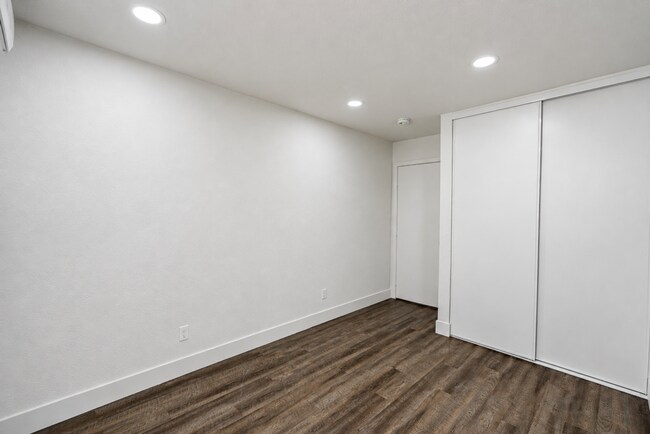 Building Photo - 8840 San Vicente Ave