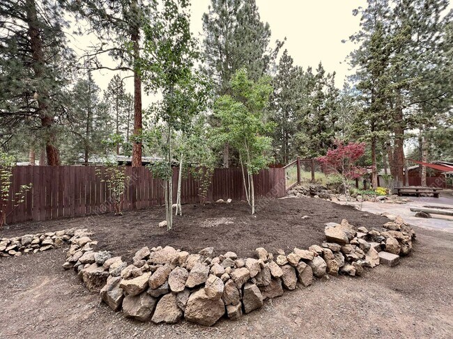 Building Photo - Inviting single-level home in forested SW Bend neighborhood