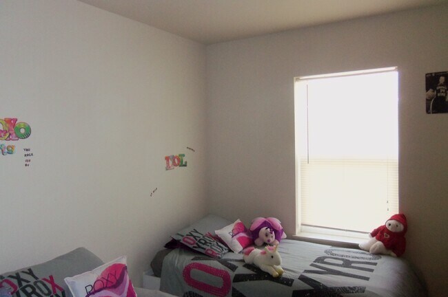 Building Photo - 196 - 3427/3429 SE 3rd