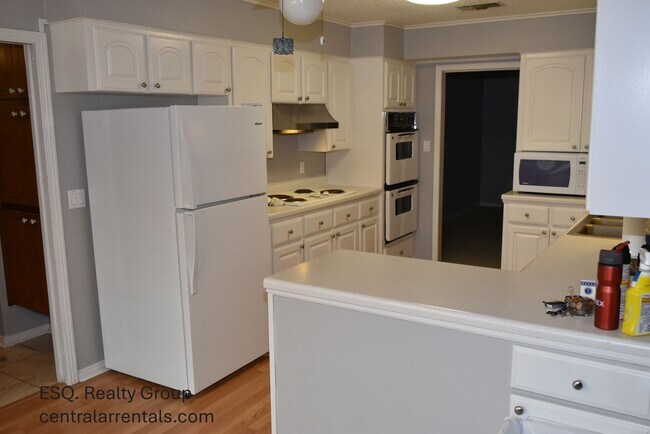 Building Photo - 4512 Somers Ave