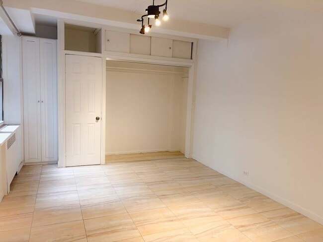 Building Photo - 420 W 206th St