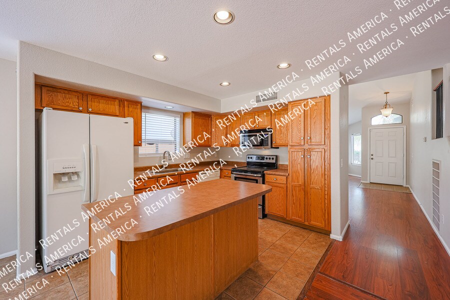 Building Photo - 12438 W Rancho Dr