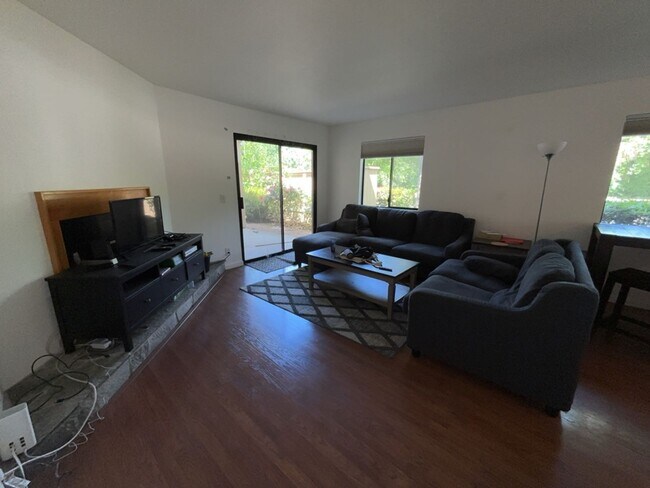 Building Photo - 3 bedroom North Davis townhome available f...
