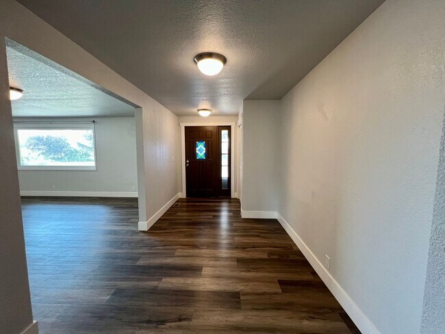 Building Photo - Fully Remodeled 4 Bed 3 Bath Home in the C...