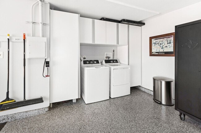 Building Photo - Long Term Unfurnished Rental available a f...