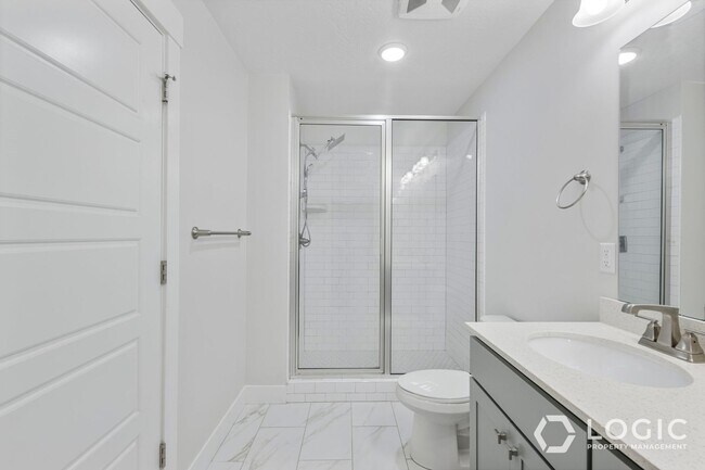 Building Photo - Beautiful Townhome in Amazing Location.