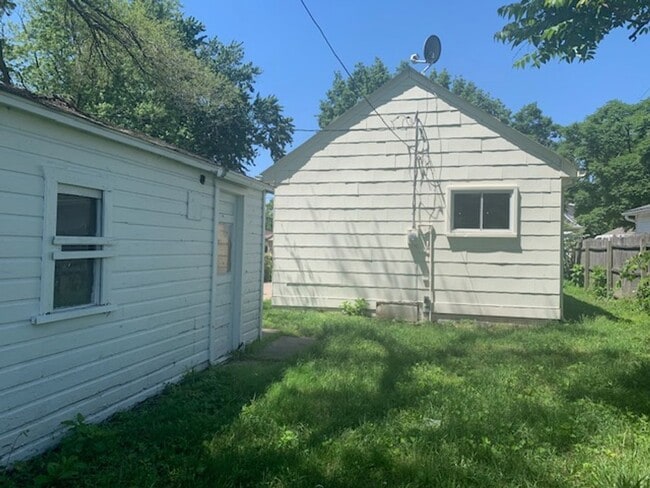 Building Photo - A Charm in Hazel Park