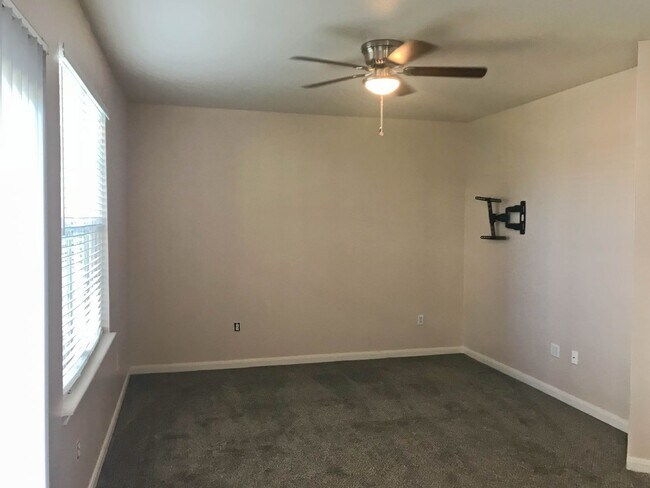 Building Photo - No Maintenance Lifestyle!