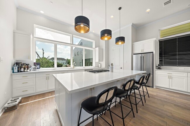 Primary Photo - 907 W 16th St