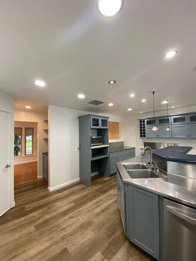 Building Photo - Long Beach: 4 bedroom 3 bath with Spacious...