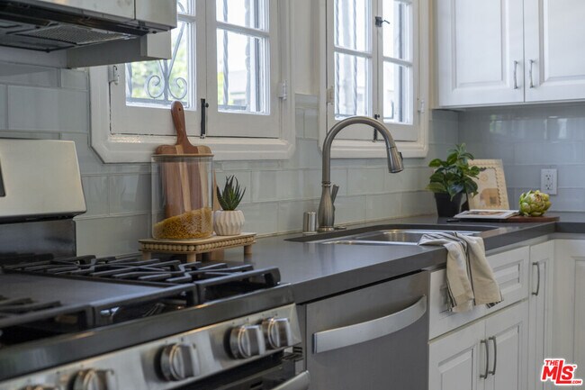 Building Photo - 203 S Detroit St