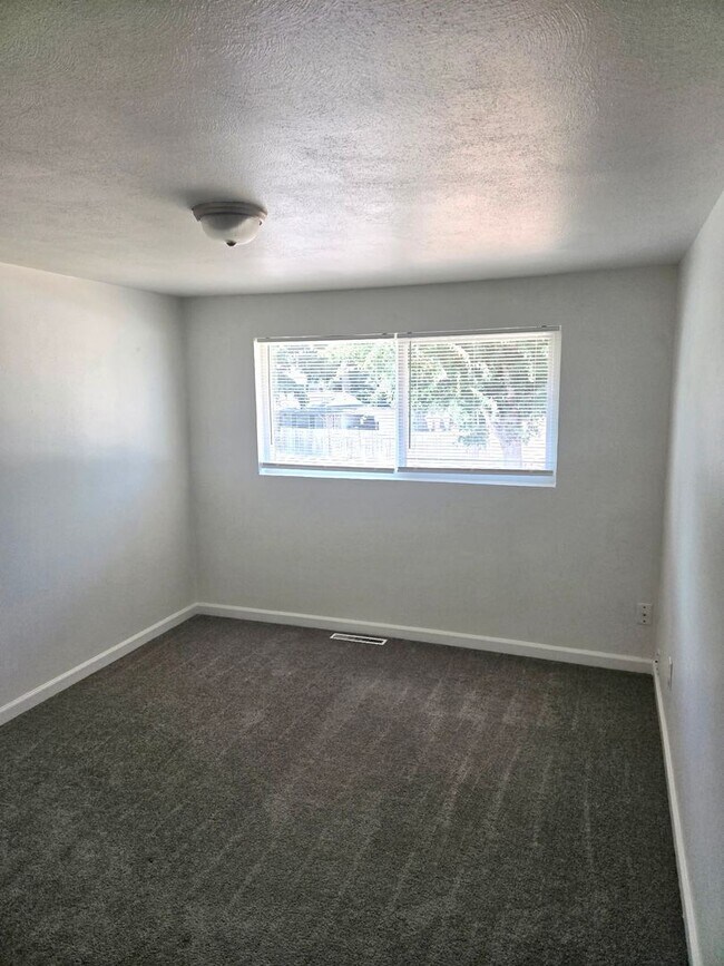 Building Photo - 3613 Grandview Dr W