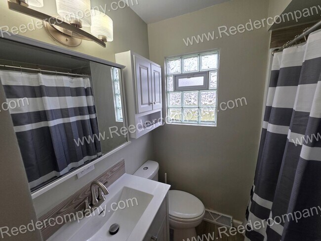 Building Photo - Updated 3 bedroom 1 bathroom House