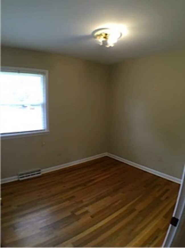 Building Photo - Three Bedroom Home with Fenced Yard