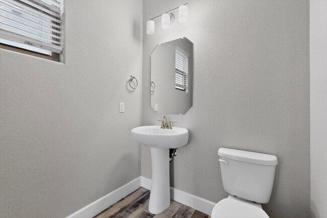 Building Photo - 5603 Linq Ct NE