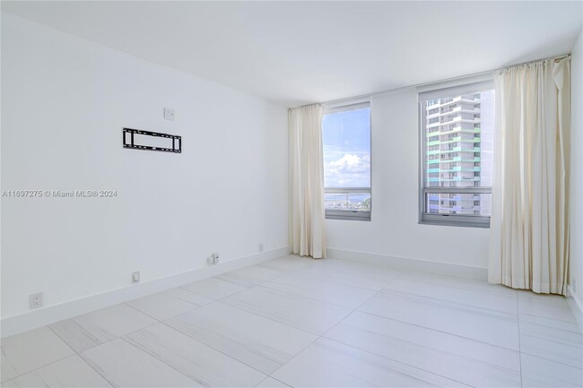 Building Photo - 1541 Brickell Ave