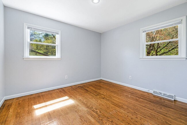 Building Photo - 3-Bedroom West Asheville Ranch with Bonus ...