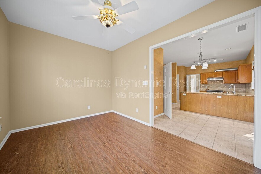 Building Photo - 2812 Redfield Dr