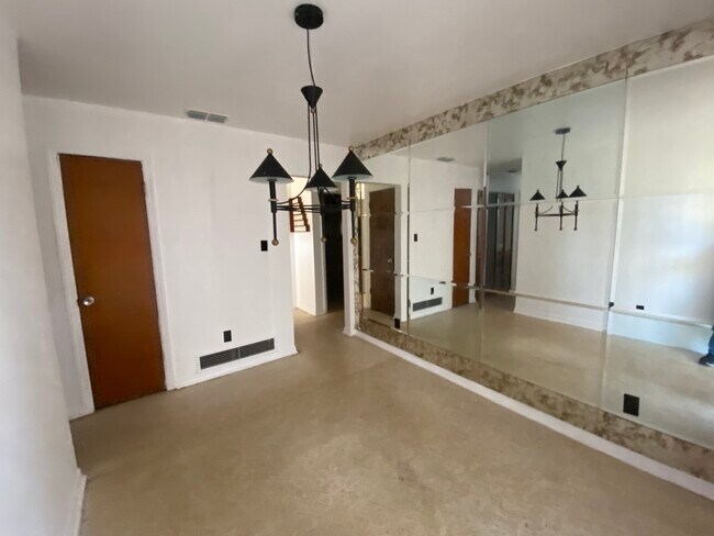 Dining Area/with sliding door to patio. - 133 Clark St