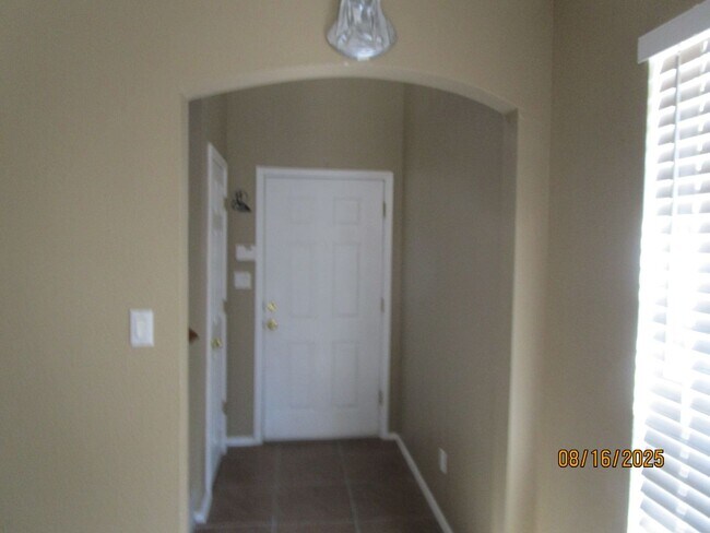 Building Photo - NW 3BR 2 1/2B 1605SF