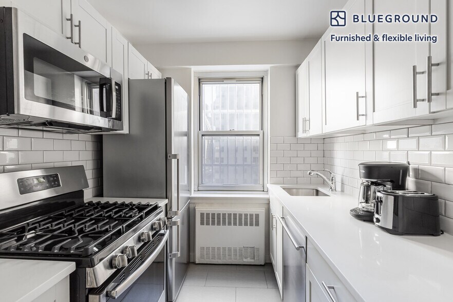 Building Photo - 300 E 46th St