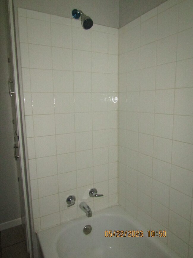 Building Photo - Very Nice Remodeled Duplex Home! No Pet Home!