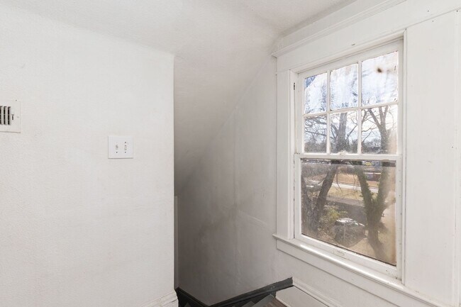 Building Photo - 165 Horner St