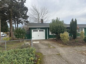 Building Photo - Freshly updated 2 bedroom 1 bathroom duple...