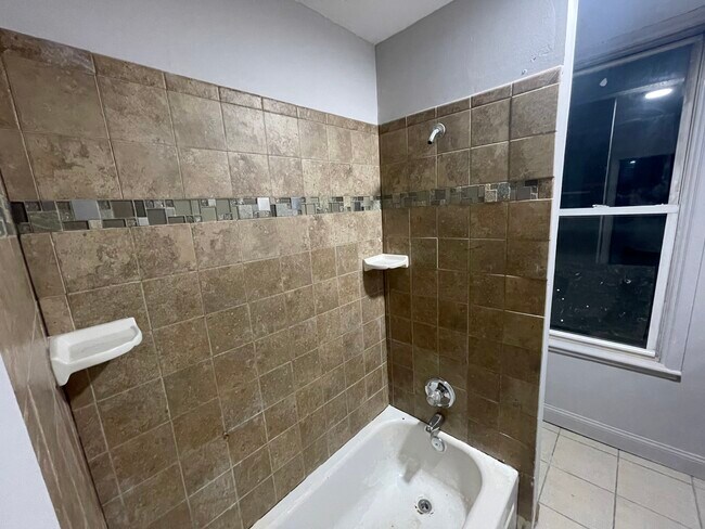 Bathroo - 539 Hamilton St