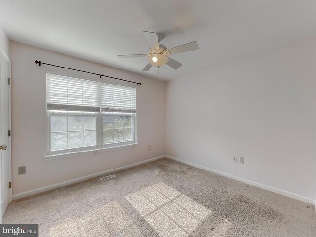 Building Photo - 21133 Woodmere Dr