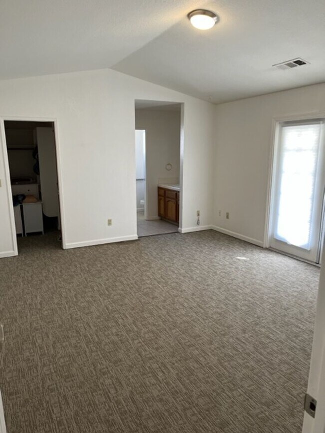 Building Photo - Nice 5 bedroom home with a large garage.