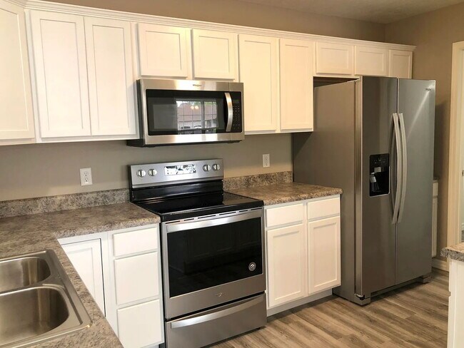 Building Photo - Cute town house with lawncare included!